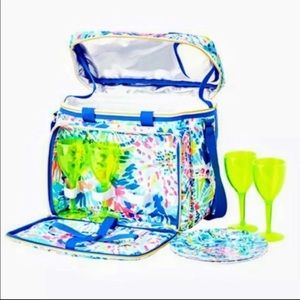 Lilly Pulitzer Cooler Bag with Wine Holder. NWOT.